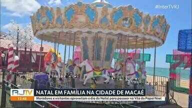 Vila do Papai Noel, em Macaé, tem atraído público que busca por atração temática - Espaço funciona na Orla da Praia Campista.