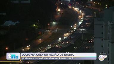 Mais de 135 mil veículos devem passar pelas rodovias Castello Branco e Raposo Tavares - A volta para a casa depois do Natal deve movimentar as rodovias Castello Branco e Raposo Tavares, na região de Sorocaba (SP). Cerca de 135 mil veículos são esperados nas duas rodovias na noite desta quarta-feira (25).