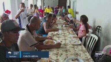 Voluntários preparam refeições para moradores em situação de rua - No Santuário do Valongo, em Santos, há anos os voluntários deixam de estar com a família no almoço para se doarem ao próximo.