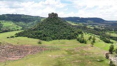 Assista ao Mais Caminhos deste sábado: 11 de janeiro - E no segundo especial de férias do Mais Caminhos, continuamos visitando belas paisagens, montanhas, cachoeiras e claro, muita prosa boa. Para começar, seguimos em solo mineiro, desbravando um pouco mais de São João Batista do Glória (MG), onde fomos conhecer de perto a fabricação dos famosos filtros de barro. E também nos aventuramos pelas paisagens de Analândia (SP)