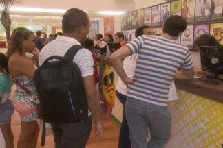 Shopping de Salvador reforça a segurança para a entrega dos abadás - Os foliões começam a receber a roupa da folia nesta segunda-feira.