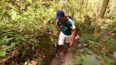 Guia impressiona ao sempre andar descalço pelas trilhas da Chapada - ‘João Pé no Chão’ trabalha desde os dez anos no Vale do Pati. Há 27 anos, o guia impressiona a todos por sempre andar descalço pelas trilhas da região.