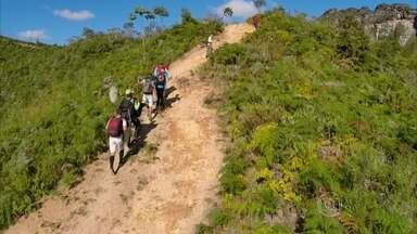 Subida até o Morro do Castelo é o trecho mais difícil do Vale do Pati - Trecho cansativo até o topo do “Castelo”, revela uma varanda espetacular, a 1,5 mil metros do chão, cercada por muralhas de pedra magníficas.