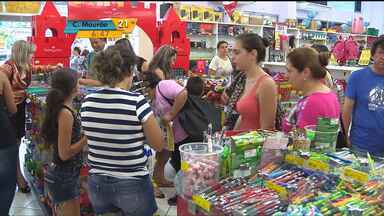 Papelarias funcionam durante o final de semana para atender demanda da volta às aulas - Em Foz do Iguaçu, as lojas fizeram plantão e funcionaram no sábado à tarde. Muita gente que costumava comprar Paraguai, resolveu não cruzar a fronteira.