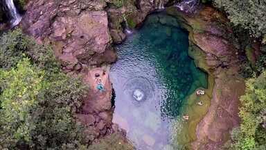 Encanto Azul é uma das belas surpresas da Chapada das Mesas - Poço, de tão transparente, revela tudo o que fica abaixo da superfície. Quem se aventura ganha uma hidromassagem natural.