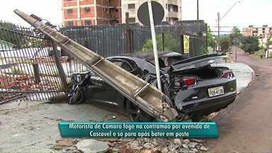 Motorista alcoolizado causa acidente em Cascavel - O carro em que ele estava bateu em alta velocidade em poste da Avenida Tancredo Neves.