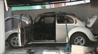 Imagens mostram bandido provocando incêndio num carro, em Campina Grande - Carro era de um aposentado.