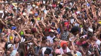 Foliões se despedem do carnaval de rua Brasil afora - Milhares de foliões se despediram neste domingo do carnaval de rua, mas se dependesse da animação nos blocos, a festa não acabava, não.