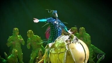 Cirque Du Soleil chega ao Brasil com o espetáculo 'OVO', de Deborah Colker - Lembrando o que escreveu o grande poeta João Cabral de Melo Neto: o ovo, apesar de ser uma forma concluída, não está no final, mas no ponto de partida. E é um ovo o ponto de partida para o espetáculo criado pela coreógrafa brasileira Deborah Colker para o inigualável Cirque du Soleil.