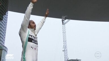 Lewis Hamilton cruza em primeiro na milésima corrida da Fórmula-1 - Neste domingo (14) aconteceu a milésima corrida da Fórmula-1. Foi na China e Lewis Hamilton cruzou em primeiro e é o novo líder o campeonato. “Eu me sinto orgulhoso de viver esse momento aqui, agora", disse o vencedor da corrida de número mil.