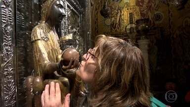 Lenda da Virgem Negra de Montserrat atrai peregrinos e fiéis católicos - A Virgem Negra, padroeira da Catalunha, fica em um imenso mosteiro na cidade de Monistrol de Montserrat. A cor tem origem em uma pintura de verniz para madeira, usado para proteger a imagem desde o século 12.