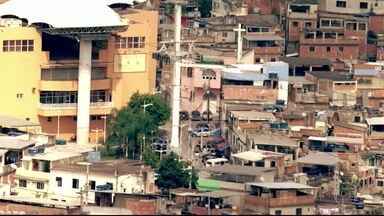 Décadas de esquecimento - São décadas de descaso no complexo. O emaranhado de casas de alvenaria, madeira e até pau a pique tem mais de 100 mil habitantes, mas a contagem não é exata.