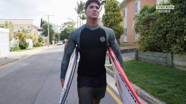 Diversão E Freesurfe Na Austrália - Gabriel Medina embarca para Gold Coast na Austrália, onde irá competir a 1ª etapa do circuito mundial de surf. Lá ele faz sessões de free surf, sendo uma delas com Mick Fanning.