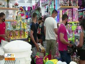 Pais garantem os presentes dos filhos no Dia das Crianças em Caxias - Para alegria dos lojistas da cidade o movimento de pais comprando o presente do Dia das Crianças foi grande durante toda a manhã desta terça-feira (12).