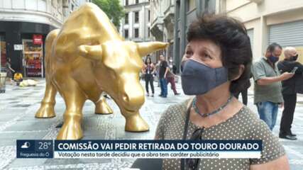 Comissão de Proteção à Paisagem Urbana decide pedir retirada de touro dourado do centro de São Paulo