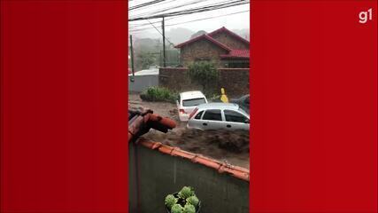 Forte chuva em Petrópolis causa inundações, arrasta carros e provoca queda de barreiras