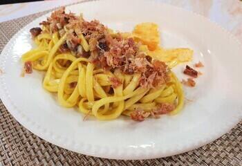 Macarrão à carbonara é um clássico italiano que surgiu após a 2ª Guerra Mundial