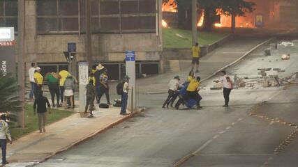 Homens vandalizam lixeira durante atos de bolsonaristas radicais no DF