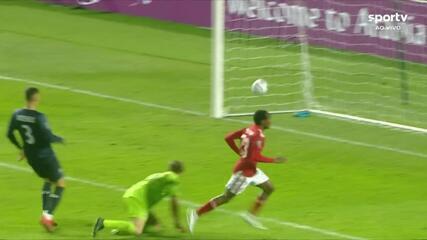 Aos 40 min do 2º tempo - gol de dentro da área de Percy Tau do Al Ahly contra o Auckland City