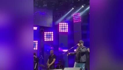 Kauan, da dupla com Matheus,joga microfone no chão durante show