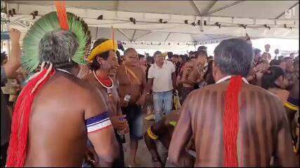 Indígenas comemoram derrubada do marco temporal em Brasília