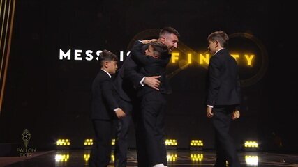 Messi recebe os filhos no palco e comenta sobre o futuro de sua carreira