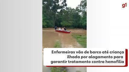 Enfermeiras usam barco para atender criança ilhada por alagamento