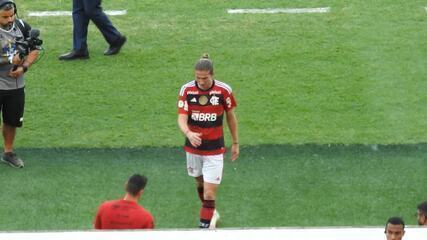 Filipe Luís é ovacionado em saída e beija o gramado no último jogo pelo Flamengo