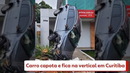 Carro capota e fica pendurado na vertical em Curitiba