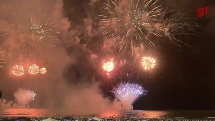 Show de fogos celebra chegada de 2024 em Balneário Camboriú