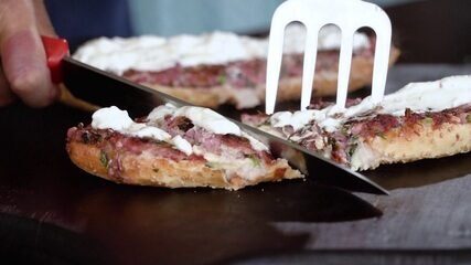 Aprenda a receita do sanduíche de linguiça com maionese de alho e 'cebolete'