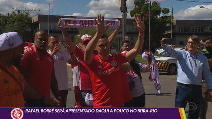 Borré é recebido por milhares de torcedores do Inter no desembarque em Porto Alegre