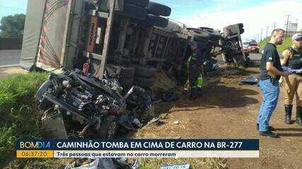 Caminhão tomba em cima de carro na BR-277