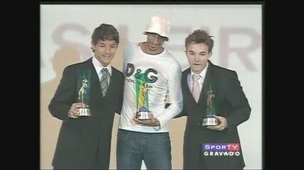 Acosta recebe prêmio de melhor atacante do Campeonato Brasileiro de 2007