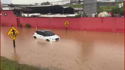 Chuva com granizo atinge cidades da Grande Vitória e ruas ficam alagadas