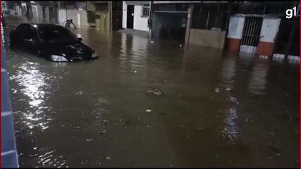 Chuva alaga vários bairros da Grande Vitória e deixa moradores ilhados