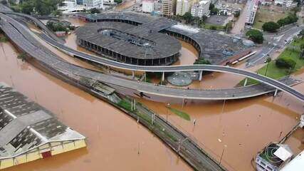 Porto Alegre sofre com cheia do Guaíba; água continua invadindo as ruas