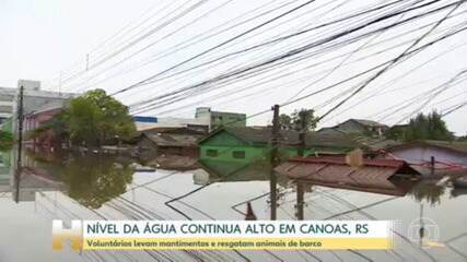 Nível da água continua alto em Canoas (RS) e voluntários levam mantimentos a moradores isolados