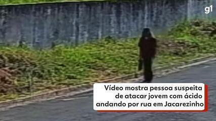 Vídeo mostra pessoa suspeita de atacar jovem com soda cáustica andando por rua em Jacarezinho