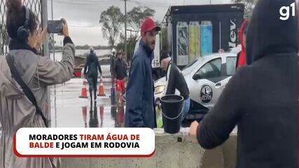 Moradores tiram água de balde e jogam em rodovia