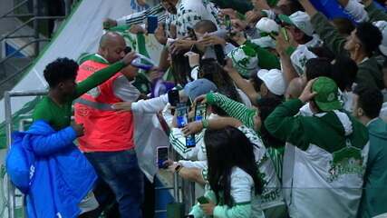 Endrick vai até a torcida se despedir após fim de Palmeiras x San Lorenzo