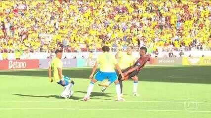 Aos 46 min do 1º tempo - gol de dentro da área de Muñoz da Colômbia contra o Brasil