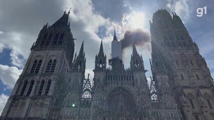 Incêndio atinge catedral de Notre Dame de Rouen, na França