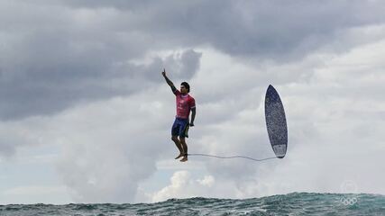 Foto emblemática de Gabriel Medina roda o mundo