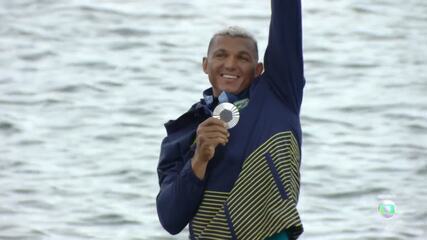 Isaquias Queiroz recebe a medalha de prata no C1 1000m nos Jogos de Paris 2024