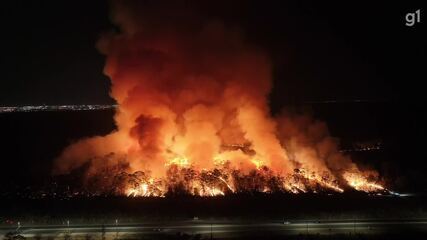 Veja fogo na Floresta Nacional de Brasília durante a noite