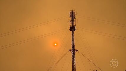 Fumaça de queimadas muda a cor do horizonte no noroeste de Goias