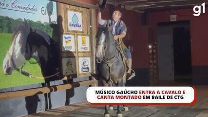 Músico entra a cavalo e canta montado em baile de CTG