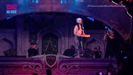 Steve Aoki joga bolos para a plateia no Tomorrowland Brasil 2024