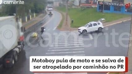 Motoboy pula de moto e se salva de ser atropelado por caminhão no Paraná